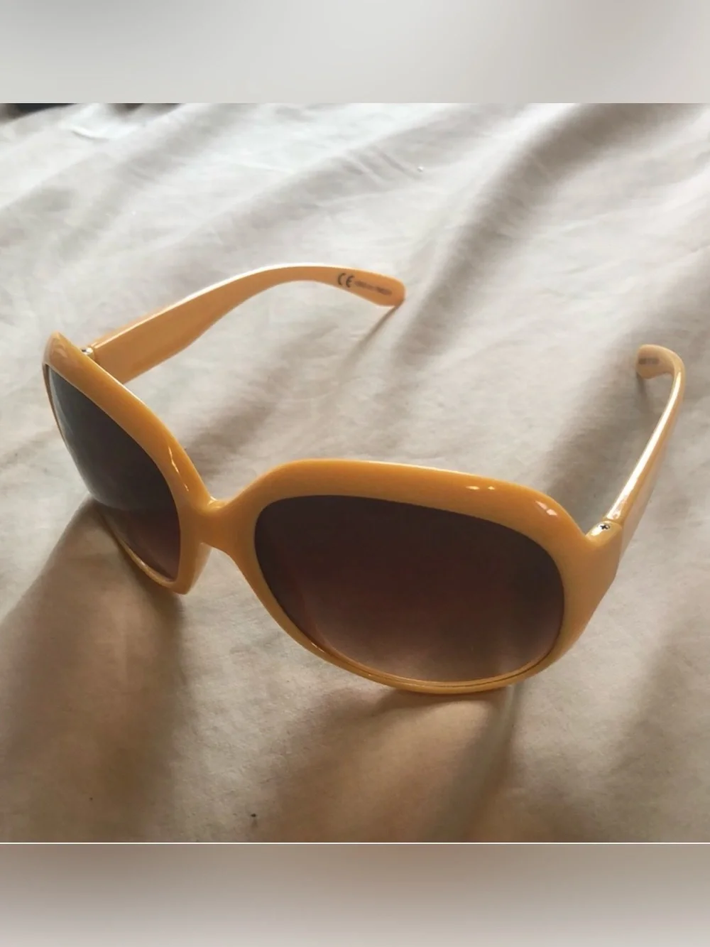 Stylish Yellow Women's Sunglasses - Bold Retro Frame